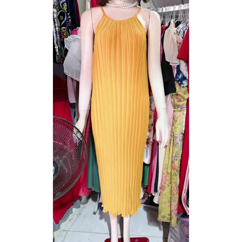 Đầm Maxi Cổ Yếm Vải Dập Ly Không Nhăn Hàng có sẵn giao ngay Màu vàng Giá 290k Hàng siêu đẹp Dưới 75kg mặc đẹp