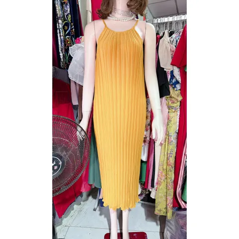 Đầm Maxi Cổ Yếm Vải Dập Ly Không Nhăn Hàng có sẵn giao ngay Màu vàng Giá 290k Hàng siêu đẹp Dưới 75kg mặc đẹp