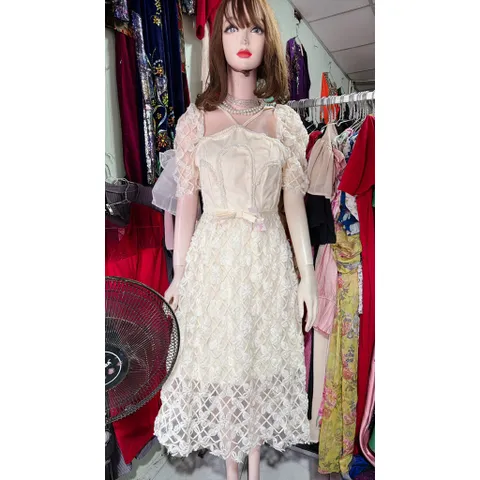 ĐẦM MIDI NUDE REN XÔ HOA DÂY CHÉO CỔ Giá 390k Hang có sẵn giao ngay Màu kem Eo dưới 68cm mặc đẹp