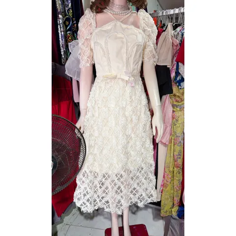 ĐẦM MIDI NUDE REN XÔ HOA DÂY CHÉO CỔ Giá 390k Hang có sẵn giao ngay Màu kem Eo dưới 68cm mặc đẹp