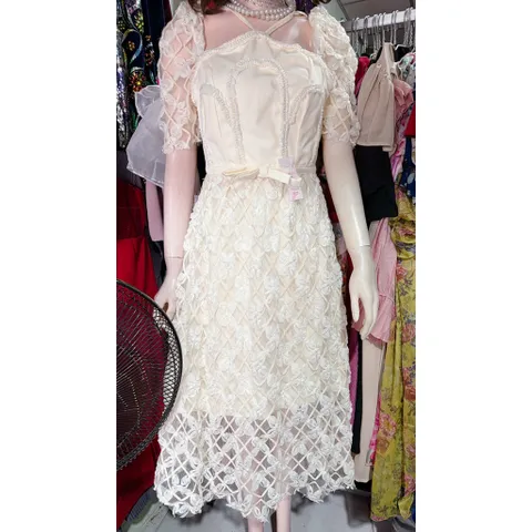ĐẦM MIDI NUDE REN XÔ HOA DÂY CHÉO CỔ Giá 390k Hang có sẵn giao ngay Màu kem Eo dưới 68cm mặc đẹp