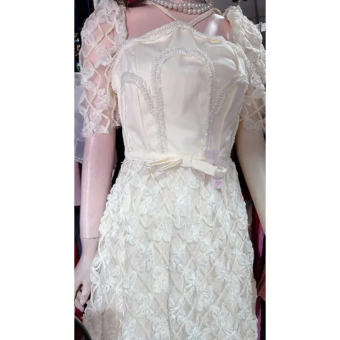 ĐẦM MIDI NUDE REN XÔ HOA DÂY CHÉO CỔ Giá 390k Hang có sẵn giao ngay Màu kem Eo dưới 68cm mặc đẹp