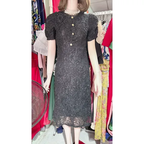 Đầm ren nổi màu đen, đúp lót 2 lớp,hàng như hình  Giá 390k Hàng có sẵn giao ngay Hàng đường may đẹp, kỹ, đúng mô tả.