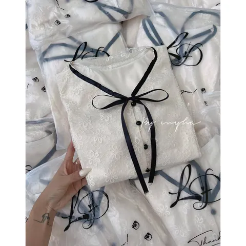Set ren đẹp y hình gồm áo + chân váy Giá 290k Hàng có sẵn giao ngay Hàng đường may đẹp, kỹ, đúng mô tả.