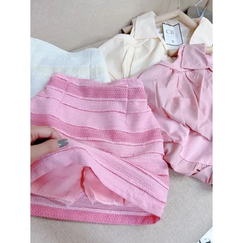 Bộ áo bí kèm chân váy siêu chảnh Hàng có sẵn giao ngay Eo dứoi 68cm, size S Giá 290k/ cả set gồm áo và chân váy