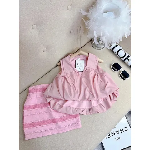 Bộ áo bí kèm chân váy siêu chảnh Hàng có sẵn giao ngay Eo dứoi 68cm, size S Giá 290k/ cả set gồm áo và chân váy