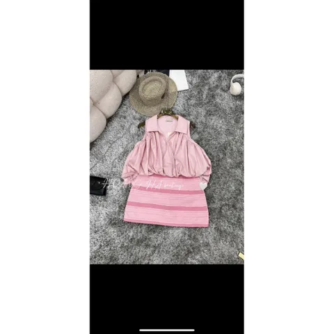 Bộ áo bí kèm chân váy siêu chảnh Hàng có sẵn giao ngay Eo dứoi 68cm, size S Giá 290k/ cả set gồm áo và chân váy