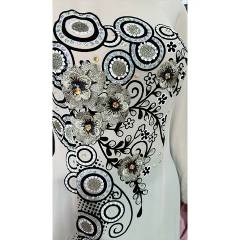 Áo dài đính kết và thêu vẽ thủ công nữ may sẵn thiết kế truyền thống đẹp cách tân nền màu kem mềm mại, co giãn nhẹ