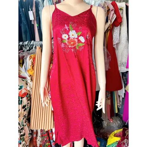 Đầm gấm siêu đẹp, lụa gấm  có thêu hoa . ✔Chất vải siêu sang xịn, mịn nhẹ tênh