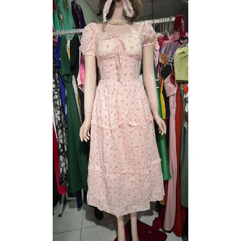 Đầm thô họa tiết hoa nhí, cổ vuông phối ren Có sẵn mút ngực Size S, eo dưới 70cm Giá 290k, người ta đang bán gần 4xx