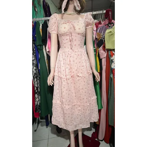 Đầm thô họa tiết hoa nhí, cổ vuông phối ren Có sẵn mút ngực Size S, eo dưới 70cm Giá 290k, người ta đang bán gần 4xx
