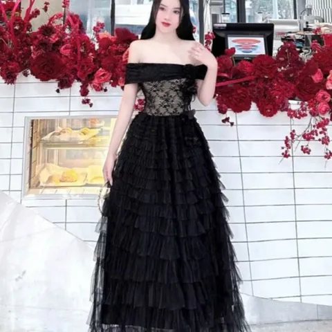 ĐẦM REN MAXI TRỄ VAI Ren HOA TÙNG LƯỚI NHIỀU TẦNG, Trễ Vai Chân Tầng Bồng Xòe Màu đen tôn dáng sang chảnh ,đi tiệc