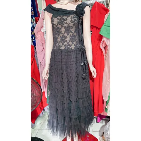 ĐẦM REN MAXI TRỄ VAI Ren HOA TÙNG LƯỚI NHIỀU TẦNG, Trễ Vai Chân Tầng Bồng Xòe Màu đen tôn dáng sang chảnh ,đi tiệc