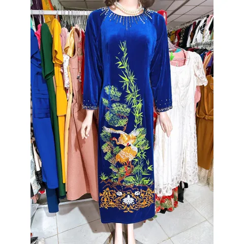 Áo dài nhung thêu ép đá thủ công tỉ mỉ