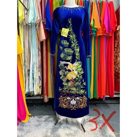 Áo dài nhung thêu ép đá thủ công tỉ mỉ
