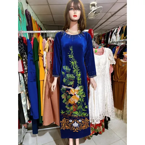 Áo dài nhung thêu ép đá thủ công tỉ mỉ