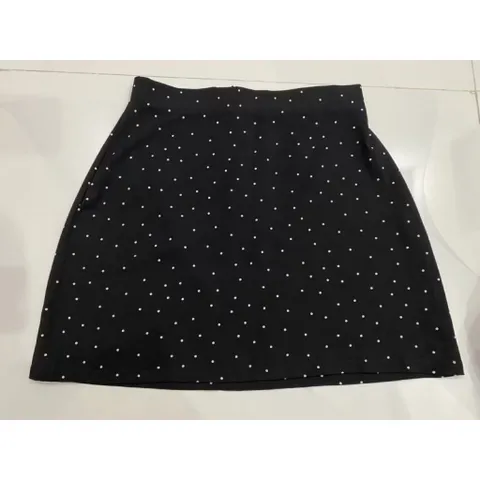 Chân váy vải nhũ  bi đen, có sẵn lót quần Size SM Hàng có sẵn giao ngay M, eo dưới 72cm Giá 150k Dễ phối đồ