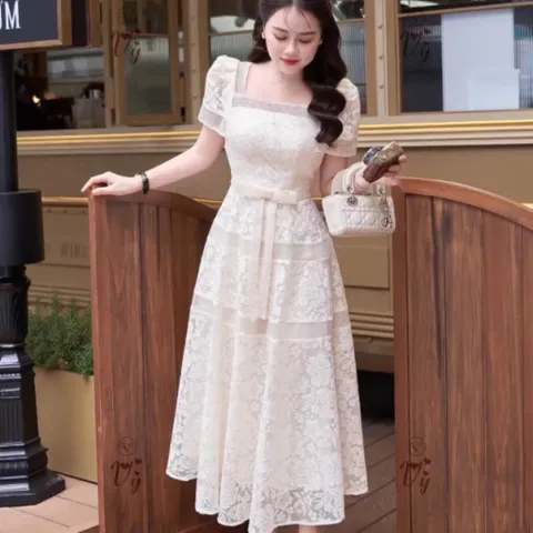 Đầm ren thiết kế dáng dài vintage cổ vuông tay ngắn hai lớp chất ren sữa nơ eo sang chành phù hợp đi tiệc, đi chơi