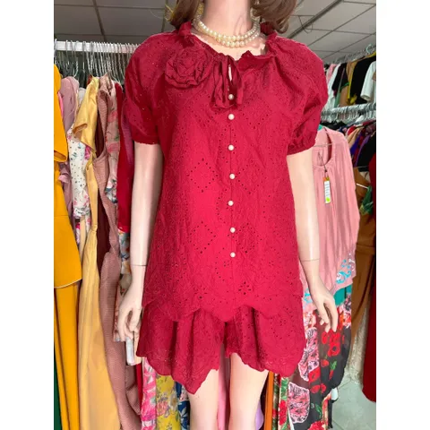 Sét ren thêu, tay ngắn ,màu  đỏ đô , gồm áo và quần short có bo chun co giãn dễ mặc Size SML Hàng có sẵn giao ngay M