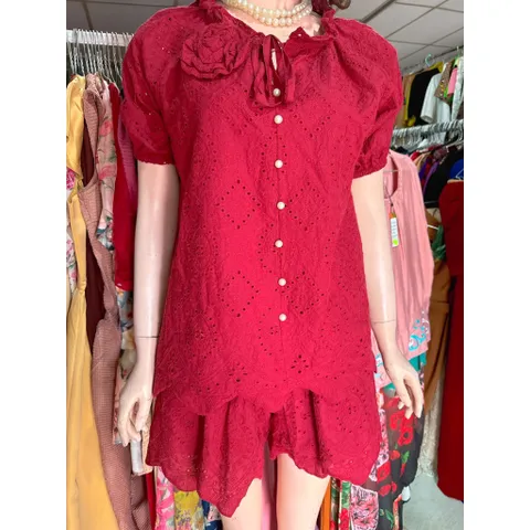 Sét ren thêu, tay ngắn ,màu  đỏ đô , gồm áo và quần short có bo chun co giãn dễ mặc Size SML Hàng có sẵn giao ngay M
