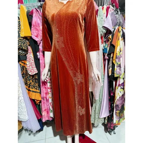 Đầm trung niên cao cấp đi tiệc tùng Dạ hội.Siêu phẩm Đầm Nhung đính đá Giá 380k Hàng có sẵn giao ngay Màu cam đất