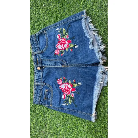 Quần short jean thêu hoa size S, M mặc vừa Giá 120k Hàng coa sẵn giao ngay