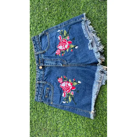 Quần short jean thêu hoa size S, M mặc vừa Giá 120k Hàng coa sẵn giao ngay