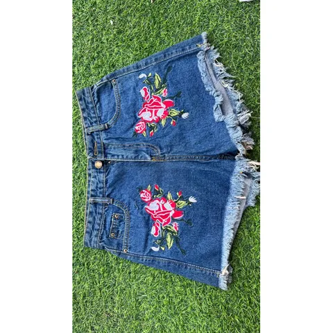 Quần short jean thêu hoa size S, M mặc vừa Giá 120k Hàng coa sẵn giao ngay