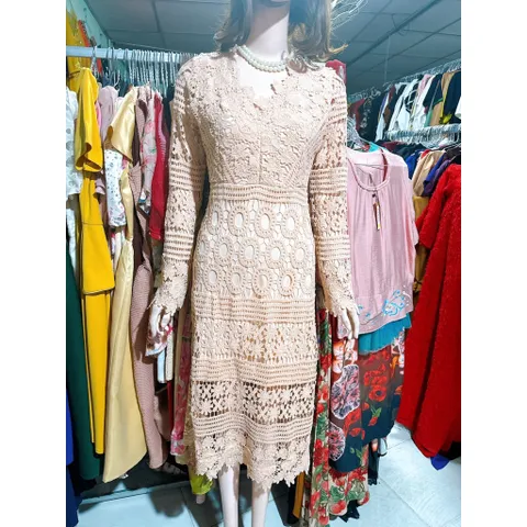 Đầm ren màu cam sữa dáng dài Hàng có sẵn giao ngay Size SM, eo dưới 72 cm mặc đẹp Giá 290k Đúp lót 2 lớp, chất liệu ren
