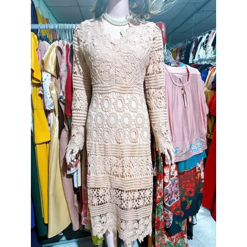 Đầm ren màu cam sữa dáng dài Hàng có sẵn giao ngay Size SM, eo dưới 72 cm mặc đẹp Giá 290k Đúp lót 2 lớp, chất liệu ren