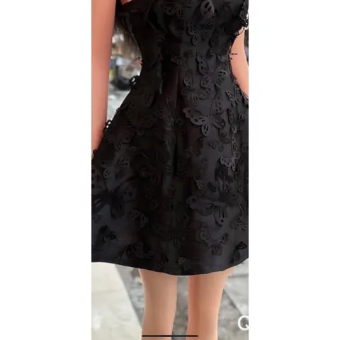 Đầm đi tiệc dáng ngắn chất tafta bóng lót lụa mix hồ điệp lớn kèm choker cổ đệm Eo dứoi 70cm Hàng có sẵn giao ngay