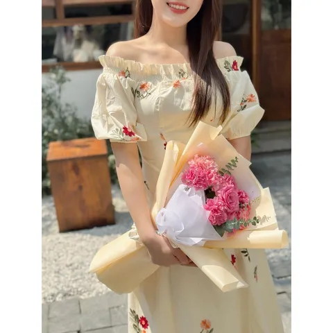 Váy trễ vai dáng dài đi biển họa tiết hoa phối viền bèo  Có thể mặc 2 kiểu ( trễ vai hay lên vai đều được)