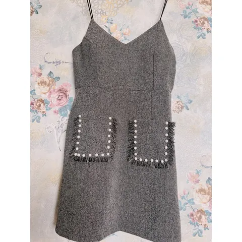 Mđầm body 2 dây có mút phối túi kết chuỗi 2 bên tua rua. Vãi bố.  Màu xám muối tiêu. Free size : từ 53kg trở xuống
