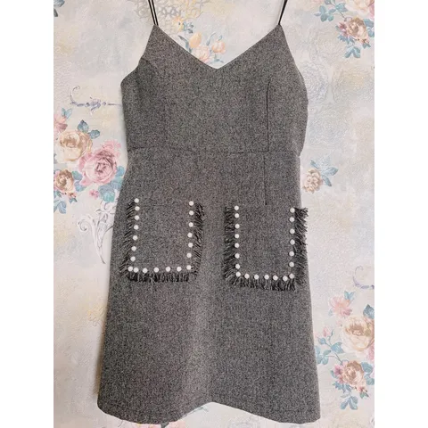 Mđầm body 2 dây có mút phối túi kết chuỗi 2 bên tua rua. Vãi bố.  Màu xám muối tiêu. Free size : từ 53kg trở xuống