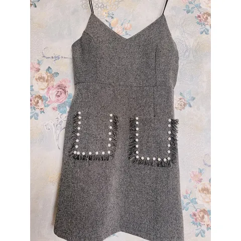 Mđầm body 2 dây có mút phối túi kết chuỗi 2 bên tua rua. Vãi bố.  Màu xám muối tiêu. Free size : từ 53kg trở xuống