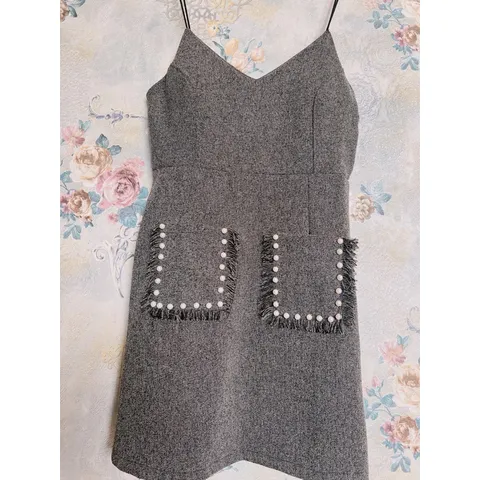 Mđầm body 2 dây có mút phối túi kết chuỗi 2 bên tua rua. Vãi bố.  Màu xám muối tiêu. Free size : từ 53kg trở xuống