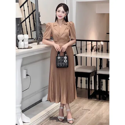 Set áo vest + chân váy dập ly Giá 320k/ set Hàng có sẵn giao ngay ( áo S, chân váy SML) Chất liệu tuyết mưa xịn