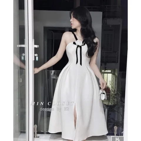 ĐẦM MIDI TRẮNG DÂY VIỀN ĐEN CỔ YẾM CHÉO TAG HOA NGỰC 🤍 Nhìn chiếc đầm xinh xĩu, cực kì xịn xò
