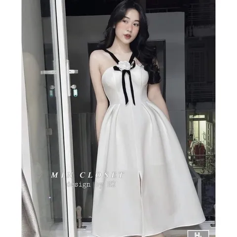 ĐẦM MIDI TRẮNG DÂY VIỀN ĐEN CỔ YẾM CHÉO TAG HOA NGỰC 🤍 Nhìn chiếc đầm xinh xĩu, cực kì xịn xò