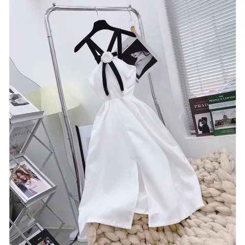 ĐẦM MIDI TRẮNG DÂY VIỀN ĐEN CỔ YẾM CHÉO TAG HOA NGỰC 🤍 Nhìn chiếc đầm xinh xĩu, cực kì xịn xò