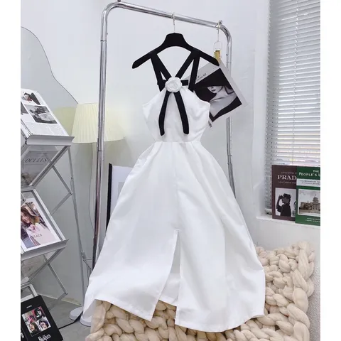 ĐẦM MIDI TRẮNG DÂY VIỀN ĐEN CỔ YẾM CHÉO TAG HOA NGỰC 🤍 Nhìn chiếc đầm xinh xĩu, cực kì xịn xò