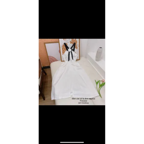 ĐẦM MIDI TRẮNG DÂY VIỀN ĐEN CỔ YẾM CHÉO TAG HOA NGỰC 🤍 Nhìn chiếc đầm xinh xĩu, cực kì xịn xò