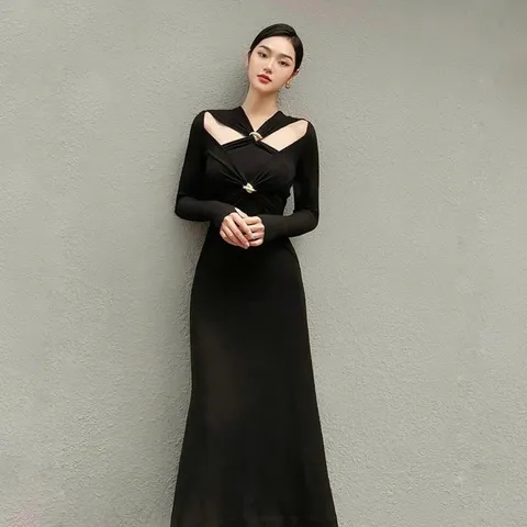 Váy đầm ôm body xoắn ngực tay đai dự tiệc cao cấp Giá 290k Hàng có sẵn giao ngay Có màu đen và màu đỏ