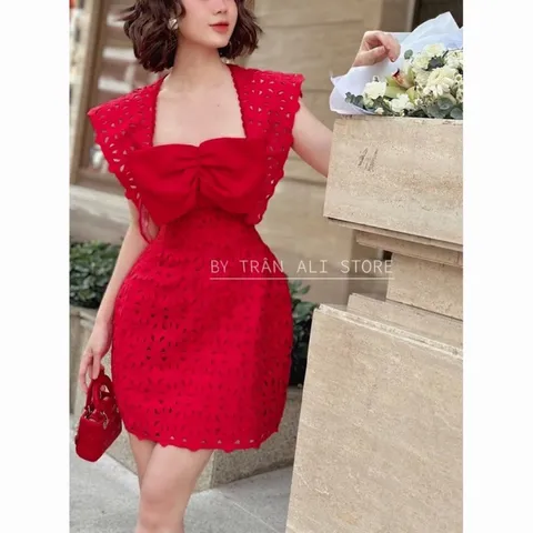 Chạy đâu cho khỏi mưa rào Chạy đâu cho khỏi sa vào tim em Đầm ren đỏ nơ ngực  độc đáo mới lạ - đầy hiện đại
