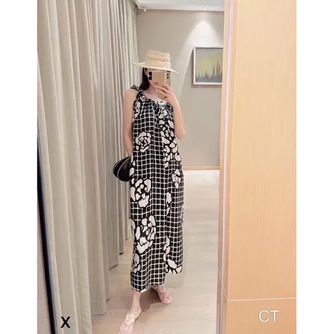 Đầm lụa Satin siêu đẹp Chất liệu: lụa Shop cam đoan y ảnh 100% Quý khách cần tư vấn hãy inbox shop nha !! Giá 290k