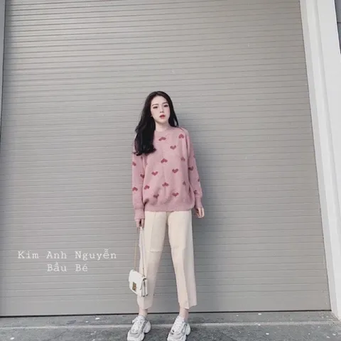 Áo len lông thỏ mềm mịn hình môi siêu yêu ạ, chất sờ mướt lắm nhé. Hàng loại 1 lên phom chuẩn, dày dặn, dễ kết hợp