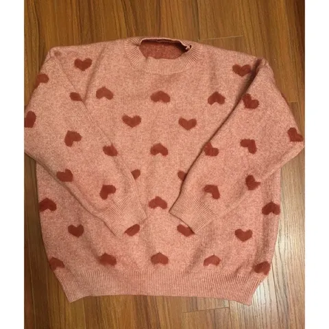 Áo len lông thỏ mềm mịn hình môi siêu yêu ạ, chất sờ mướt lắm nhé. Hàng loại 1 lên phom chuẩn, dày dặn, dễ kết hợp