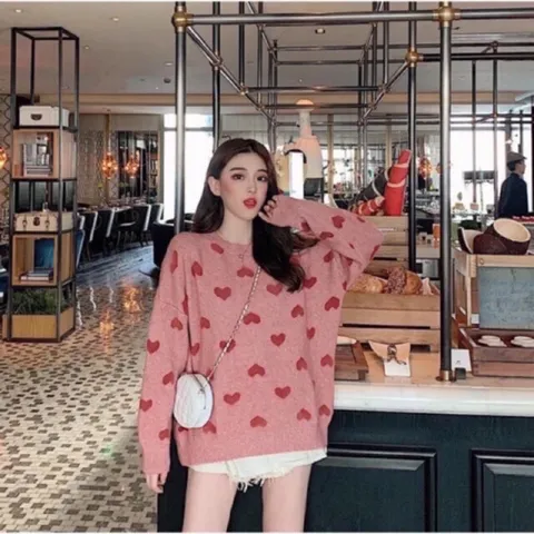 Áo len lông thỏ mềm mịn hình môi siêu yêu ạ, chất sờ mướt lắm nhé. Hàng loại 1 lên phom chuẩn, dày dặn, dễ kết hợp