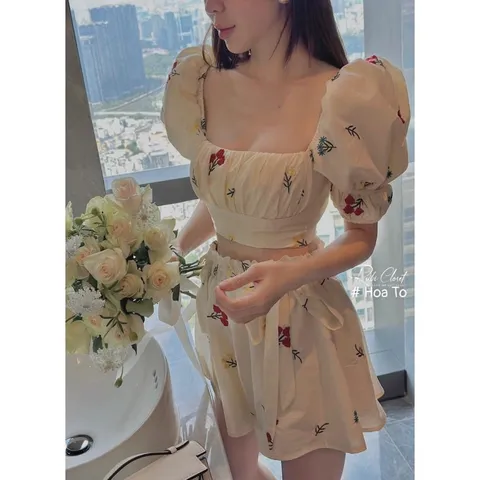 🌸  set đồ xinh . Set áo cổ vuông tay bồng chun lưng mix quần đùi xoè rộng xinh quá ạ. Chất thô hoa mềm đẹp , xinh chuẩn