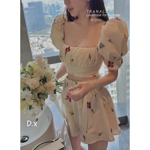 🌸  set đồ xinh . Set áo cổ vuông tay bồng chun lưng mix quần đùi xoè rộng xinh quá ạ. Chất thô hoa mềm đẹp , xinh chuẩn